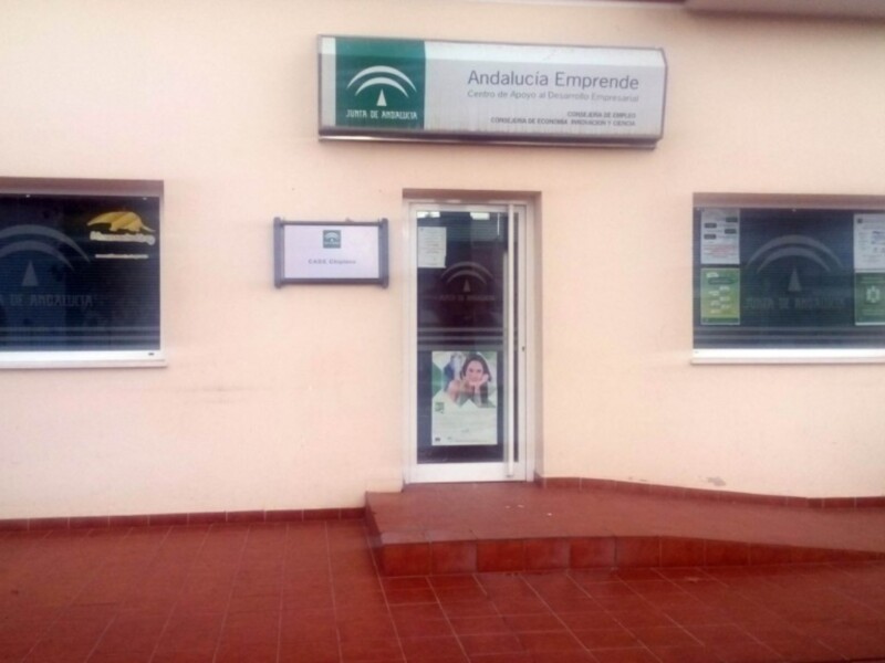 El CADE de Chipiona informa a sus usuarios sobre las ayudas para proyectos realizados por jóvenes con formación académica
