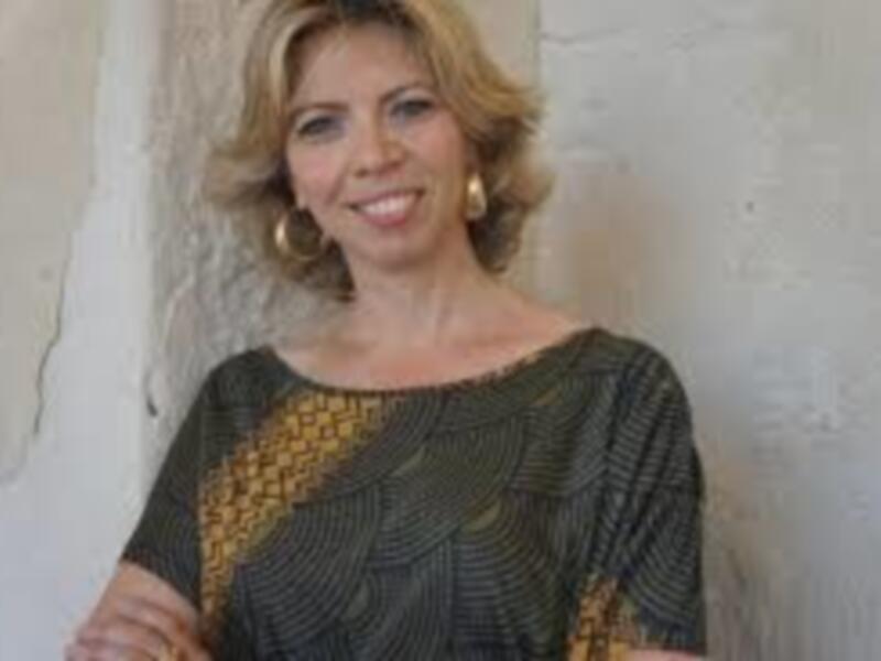 Clara Guzmán Esteban presenta en la Casa de Ceuta de Sevilla  'Anónimos Infinitos' de Marina Bernal