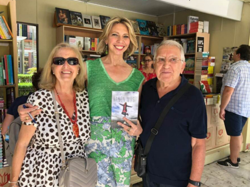 El periodista Juan Holgado presenta la familia literaria de Marina Bernal en Anónimos infinitos