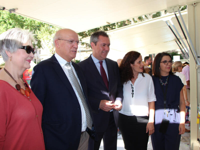 La Feria del Libro de Sevilla celebra en esta edición el V Centenario de la I Vuelta al Mundo y cuenta con Portugal como país invitado.