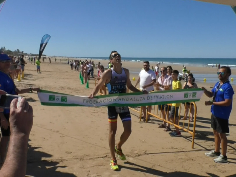 Manuel Aguilar y María Salmerón se imponen en el Triatlón Cros Playas de Chipiona disputado ayer domingo