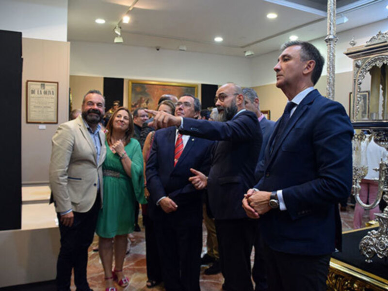 Exposición de la muestra de enseres de la Hermandad de la Oliva de Salteras en el Mercantil.