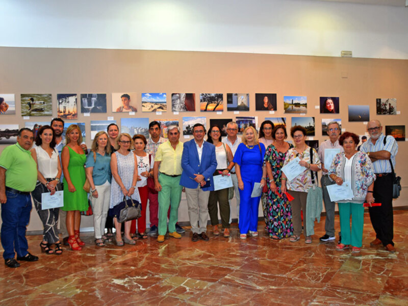 El Círculo Mercantil expone una exposición de fotografías por los alumnos del taller de fotos.