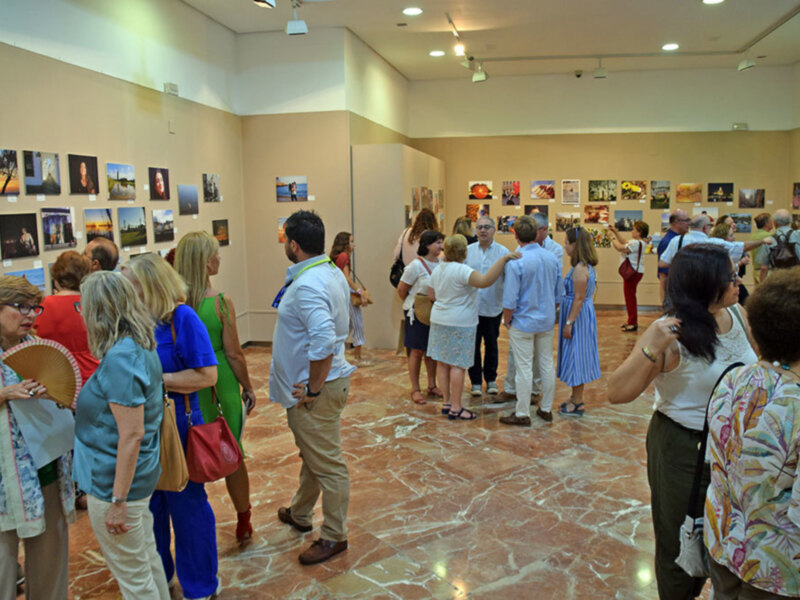 Una veintena de alumnos han participado en el sexto taller de fotografía con temática diferente impartido por Paco Aguilar en el Círculo Mercantil