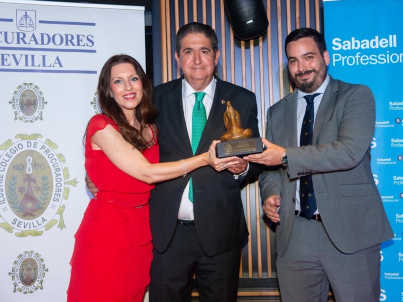 El Colegio de Procuradores de Sevilla concede a José Joaquín Gallardo el VI Premio “Procuradora Ascensión García Ortiz”