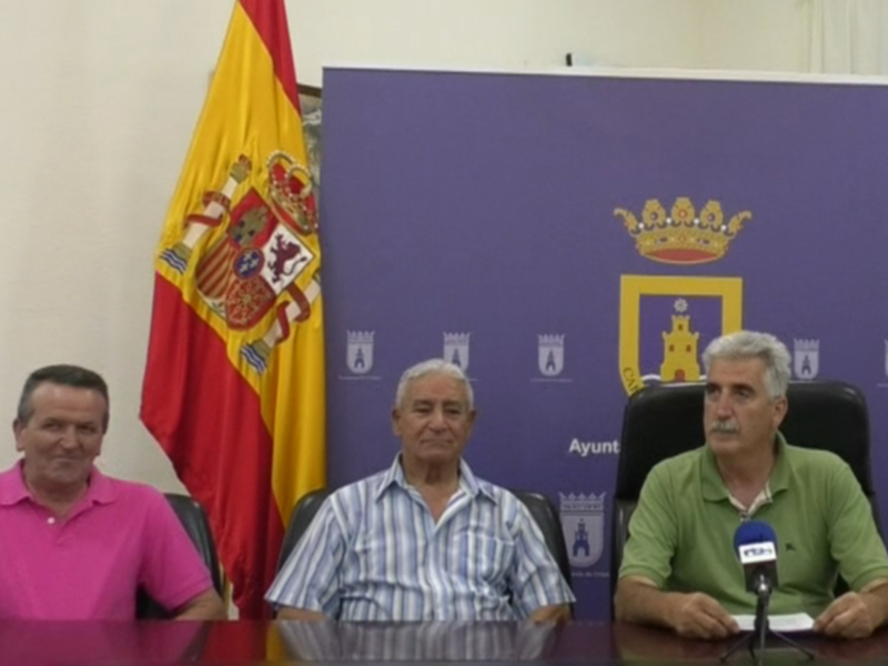 El alcalde de Chipiona mantiene un encuentro con la Asociación de amigos del pueblo saharaui y la niña acogida este verano
