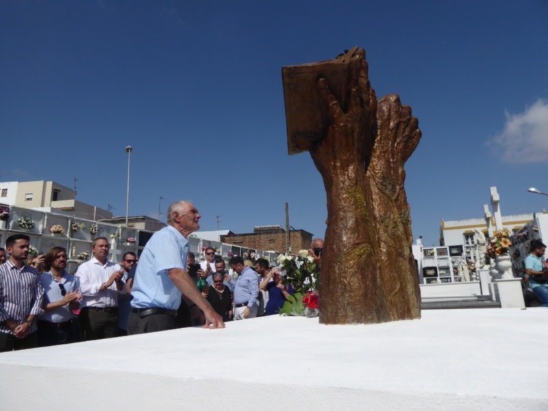 Las víctimas de la represión en Paterna de Rivera ya tienen un lugar visible en el cementerio