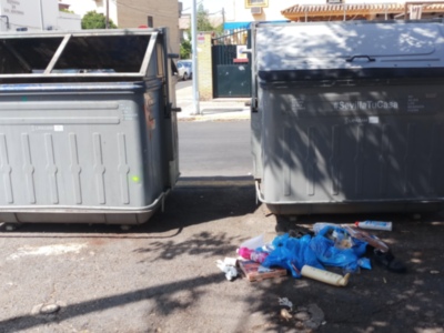 Las bolsas de basura fuera de los contenedores hace pensar que es necesaria una adaptación del servicio de recogida