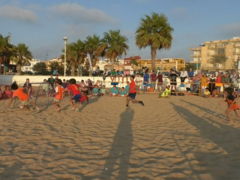 Arranca en la playa de la Cruz del Mar el Tour Fútbol Playa 3X3 con más de cien participantes
