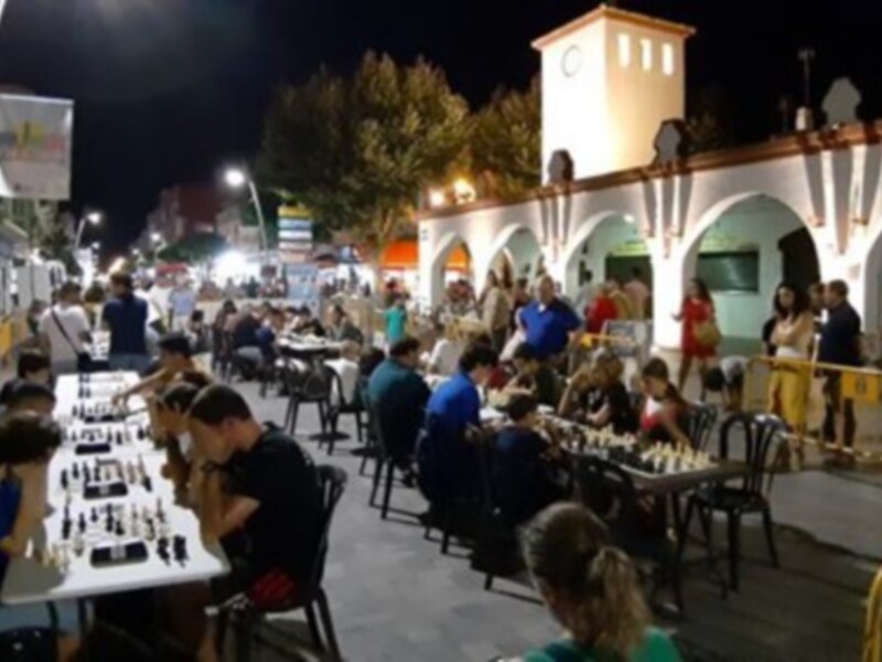 El deporte del ajedrez salió a la calle como cada verano en Chipiona para mostrarse al gran público