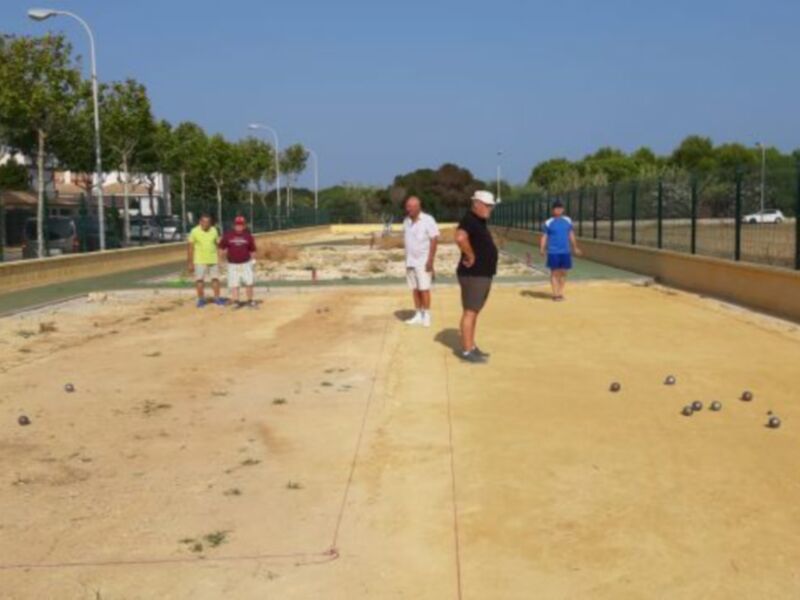 18 jugadores han comenzado hoy el segundo campeonato de petanca de la Asociación de vecinos Playa Laguna
