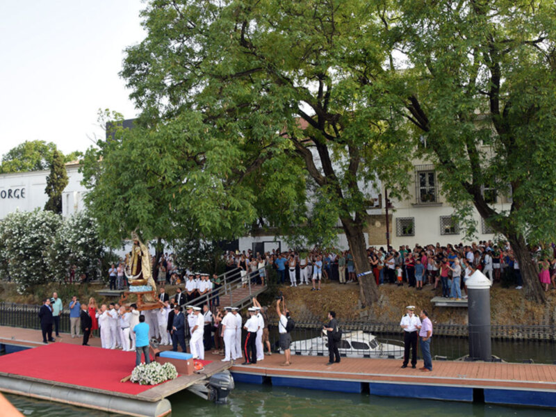 La Virgen del Carmen del Puente de Triana navegó a la a la derecha del Guadalquivir
