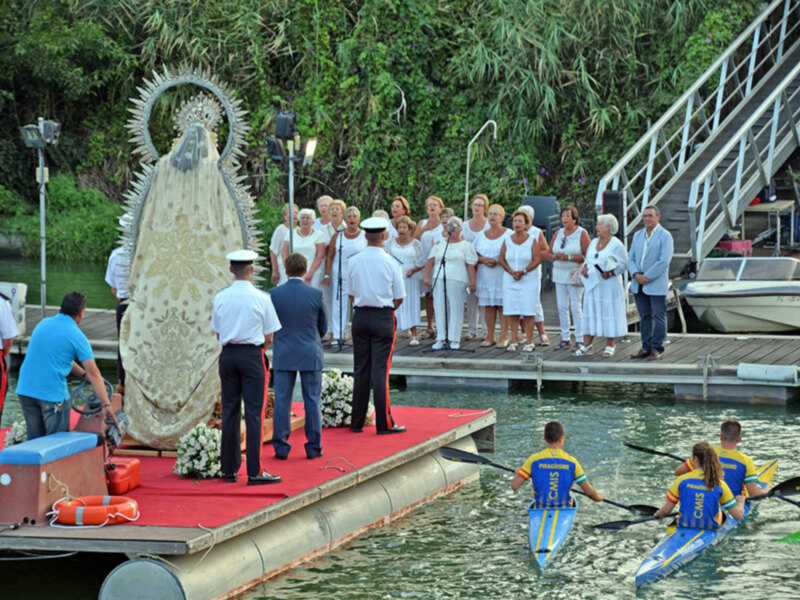 La Virgen del Carmen  navegó  el  Guadalquivir con ofrenda de flores de las instituciones deportiva a la orilla derecha del río
