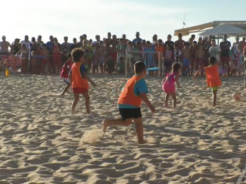 Más de 120 jugadores compiten hasta hoy jueves en la playa de Regla en el Tour Fútbol Playa 3X3