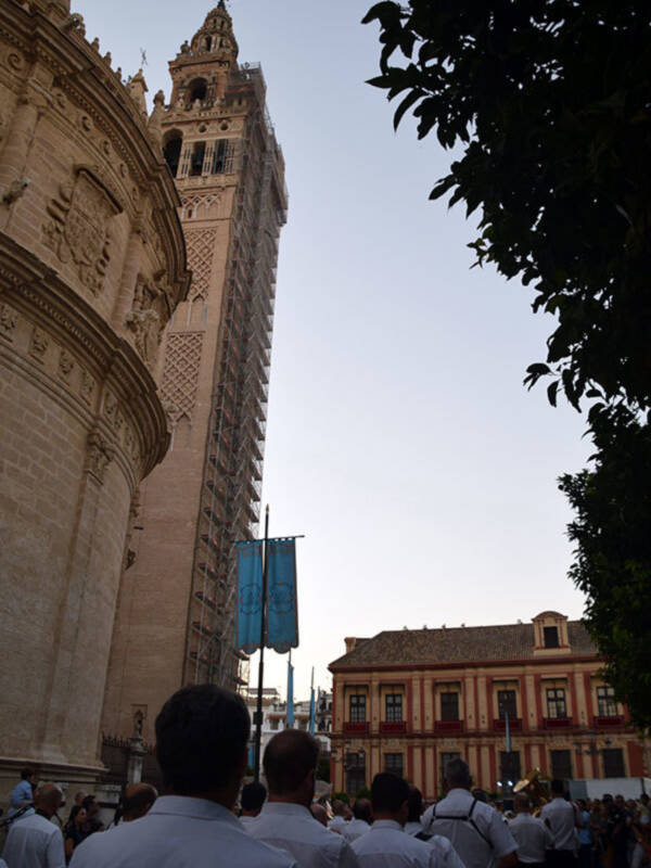 Pasacalle con la municipal de Sevilla por el día de víspera de la Virgen.