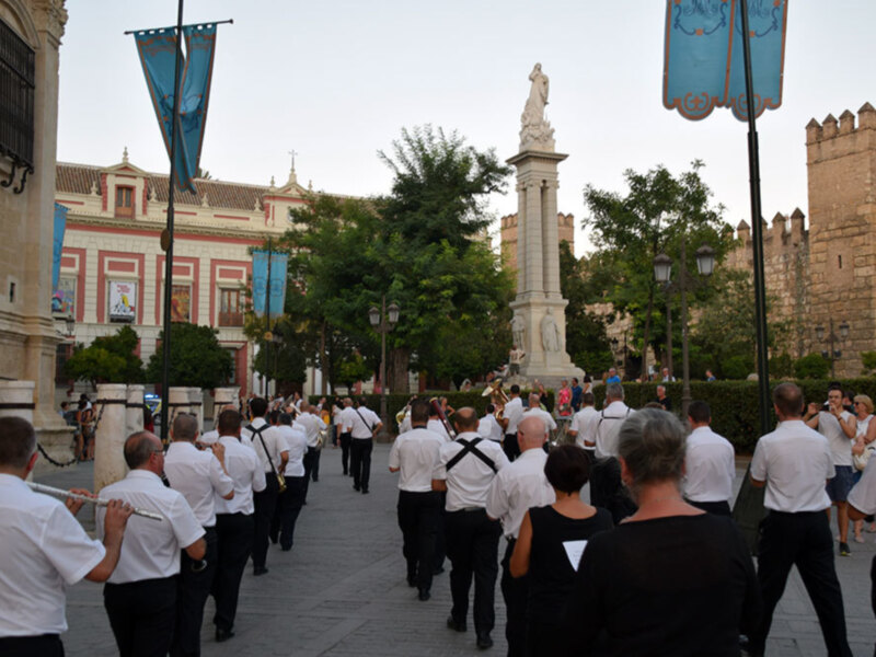 Bando musical en torno a la Catedral de Sevilla, emulando el recorrido  de la procesión de la Virgen de loa Reyes.
