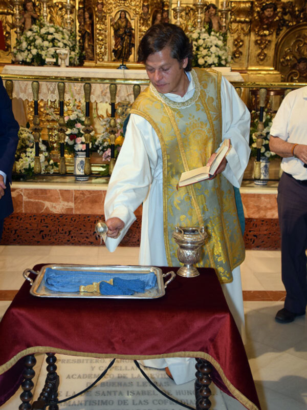 Bendición y Donación de una faja militar a Nuestra Señora de la Esperanza de Triana