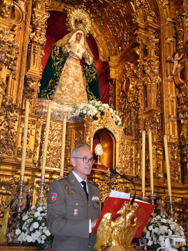 La Esperanza de Triana recibió una faja del estado Mayor.