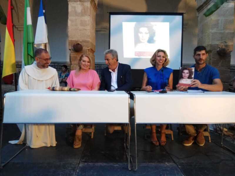 El Santuario de Regla acogió con lleno absoluto y gran éxito la presentación de ‘Canta, Rocío, canta’, de Marina Bernal