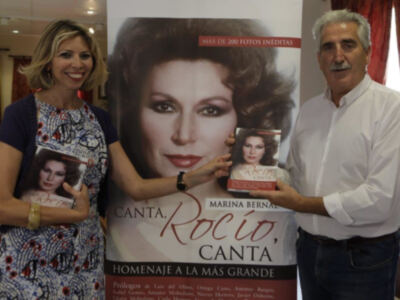 Marina Bernal entregó, "Canta, Rocío canta" al alcalde de Chipiona, Luis Mario Aparcero.