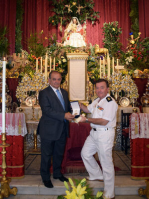 Insignia y escudo de la Real Liga Naval Española para la Divina Pastora de Santa Marina en el último día de novenario