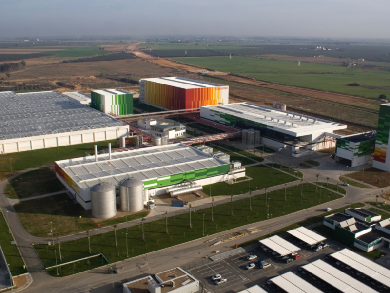Iberdrola y Heineken firman una alianza que convertirá a la cervecera en la primera que elabora sus productos solo con energías renovables.