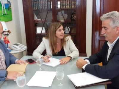El Alcalde pide apoyo a la Diputación para declarar a Chipiona Municipio de Afluencia Turística y Ciudad del Deporte y unirla con Huelva vía marítima