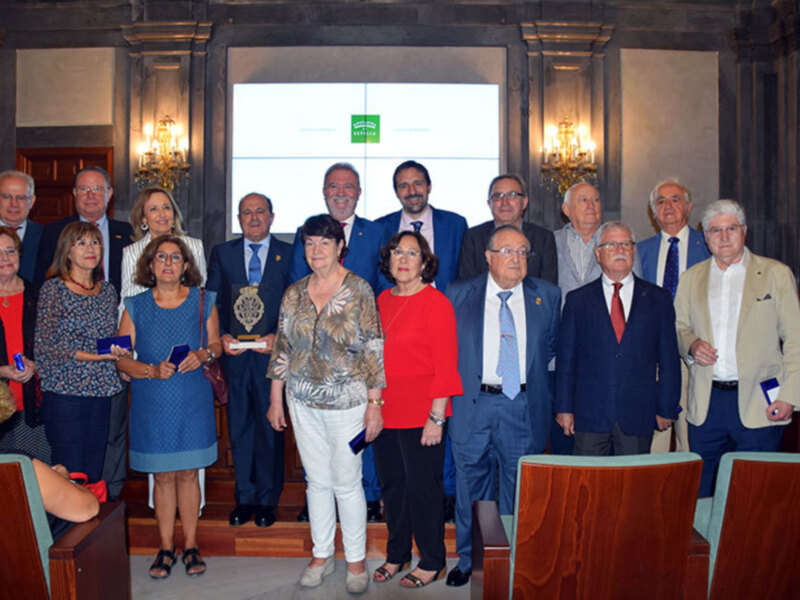 Las casas regionales y provinciales de Sevilla premiaron a D. Francisco García Campos por su labor empresarial en la ciudad de la Giralda.