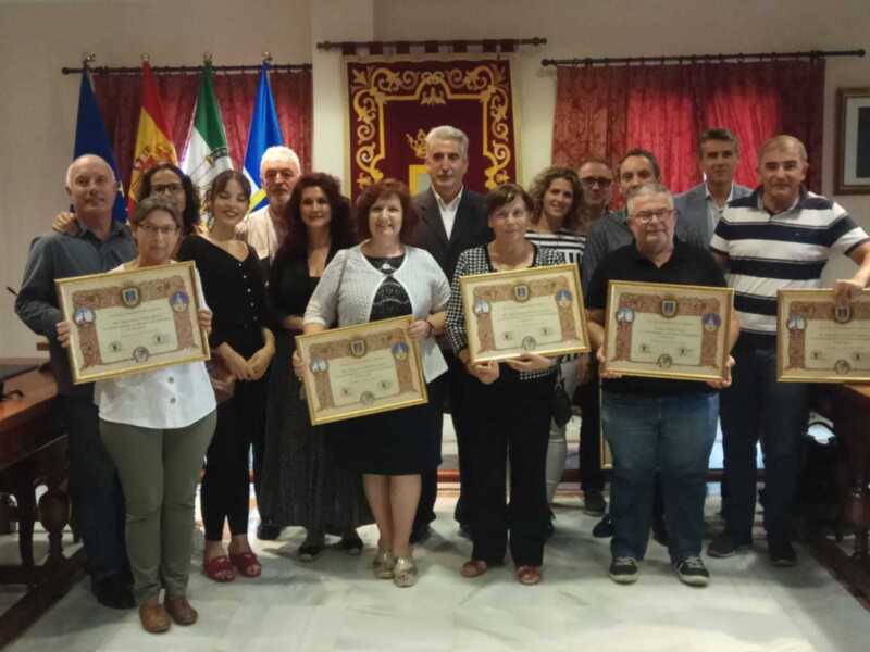 Diez docentes jubilados durante el curso académico 2018/2019 recibieron ayer un homenaje en Chipiona