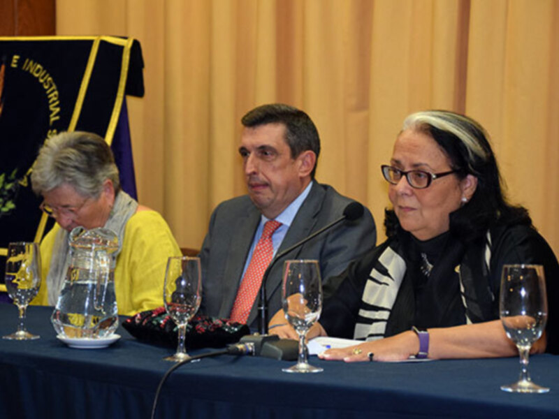 La vicepresidenta del Círculo Mercantil Ángela Balbuena fue la encargada de  presidir el acto de los premios taurinos.