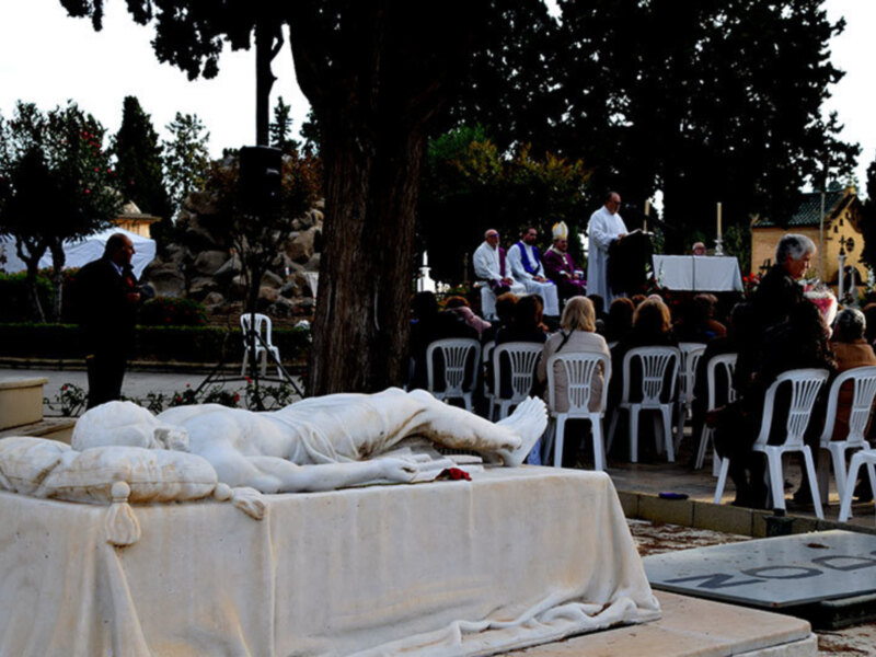 Misa en el cementerio de Sevilla por el día de los difuntos.