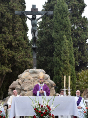 Monseñor Juan José  Asenjo oficio la Solemne misa del día de los Difuntos en la glorieta del Cristo de las Mieles.