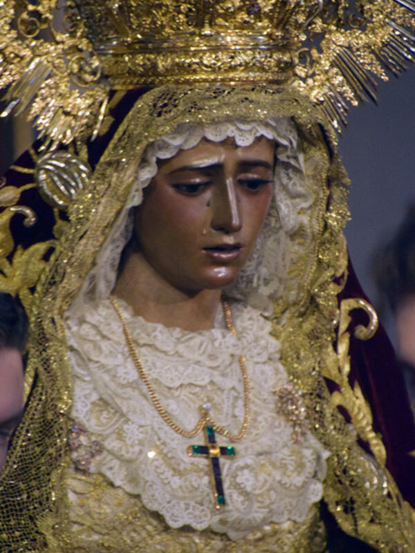 Día del sexagésimo quinto aniversario de su Coronación, de la Virgen de la Amargura en Besamanos.