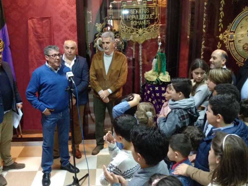La Hermandad del Cautivo inaugura su Belén y presenta a Juan Antonio Rivera como Cartero Real