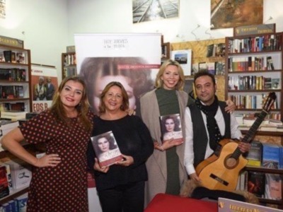 Gran exito del encuentro con los lectores de su libro ‘Canta Rocío, canta‘ en librería teatro Verbo de Sevilla
