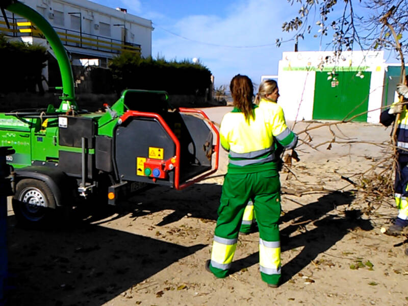 Medio Ambiente finaliza los trabajos de poda en Valdeconejos y continúa con el acondicionamiento de la Vía Verde