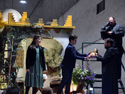 Como cada año el Rvdo. Felipe Manuel Gallego Cacho, ( de la Orden Franciscana ) porto la talla de la figura clave de la carroza del nacimiento.