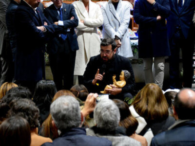 Dios, llegó portando la talla de madera del Niño, que cada enero forma parte esencial del nacimiento en la cabalgata de Reyes.