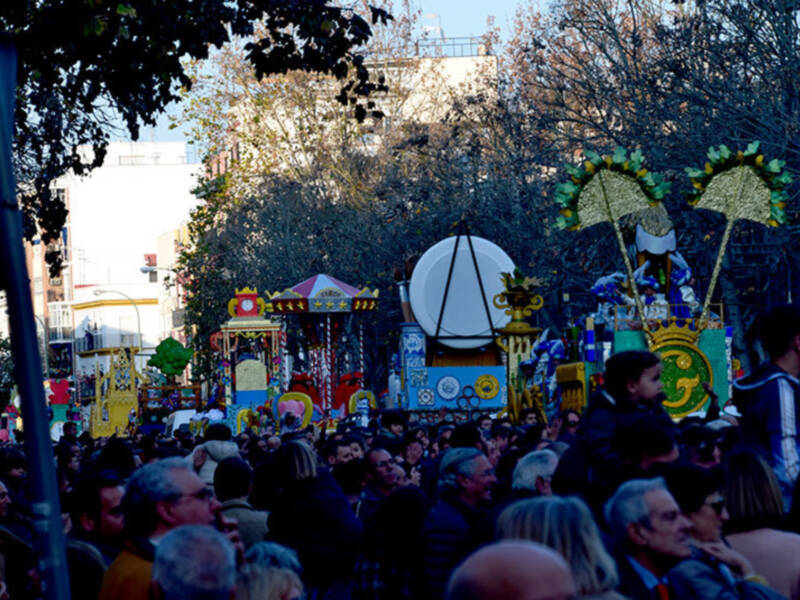 El recorrido de la cabalgata de Reyes Magos de Sevilla es el màs largo de Andalucía con  9 kilometro y 21 metro.