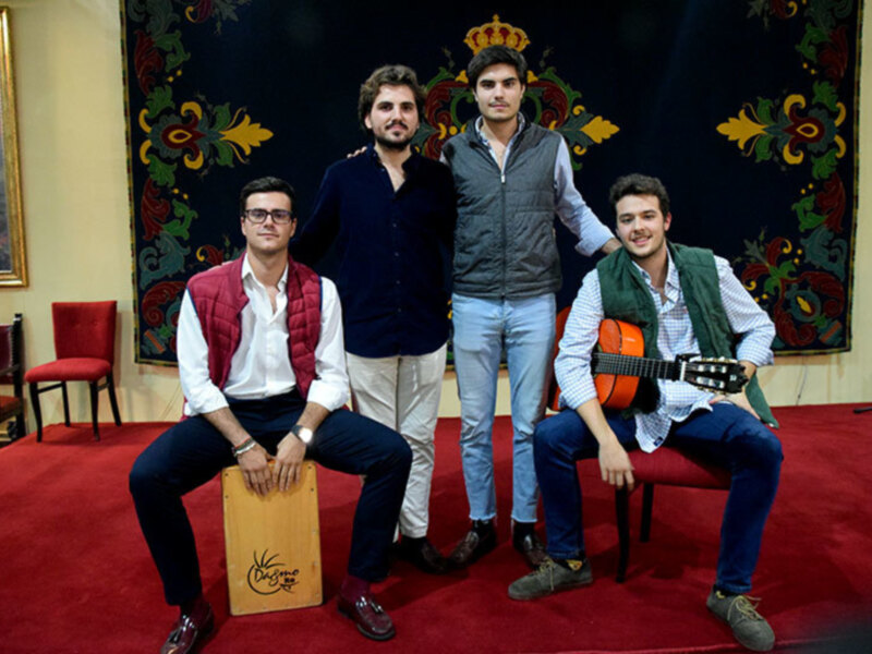 El conjunto de los “Toneleros” son hermanos de la Hermandad de la Carreteria de Sevilla.