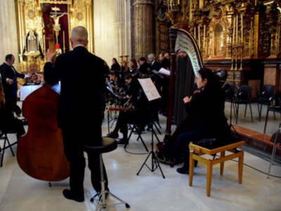 La parte musical del acto litúrgico fue el magnifico coro y la orquesta “Sacra Hispalis” dirigido por su director Fernando Aguila Masía.