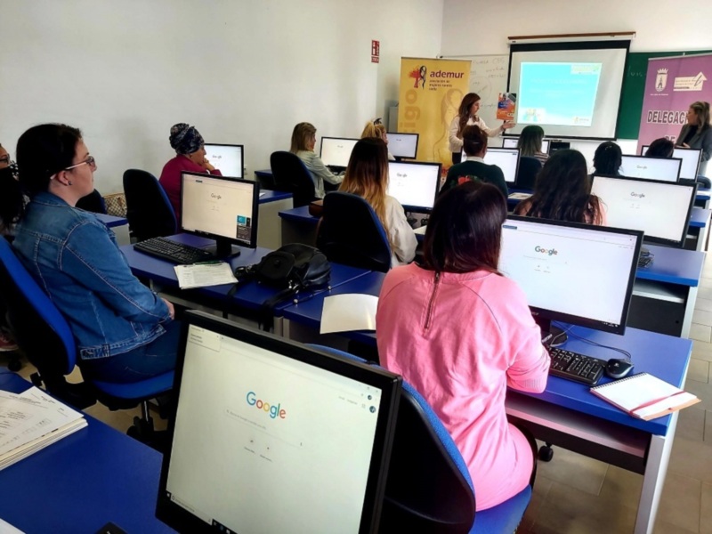 Ademur Cádiz ha impartido en Chipiona un taller sobre el uso de las nuevas tecnologías en la búsqueda de empleo
