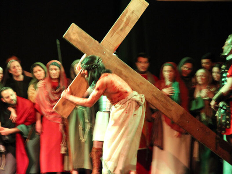 La Hermandad de la Vera-cruz de Alcalá del Río realizó el acto benéfico de la Pasión y triunfo de Jesucristo.