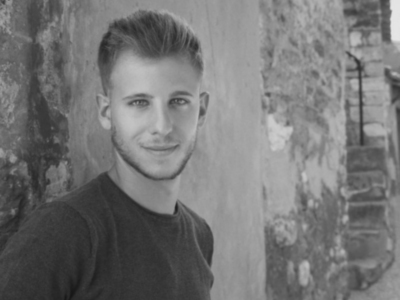 Un joven se ofrece voluntario para hacer la compra en Sevilla a personas mayores que lo necesiten