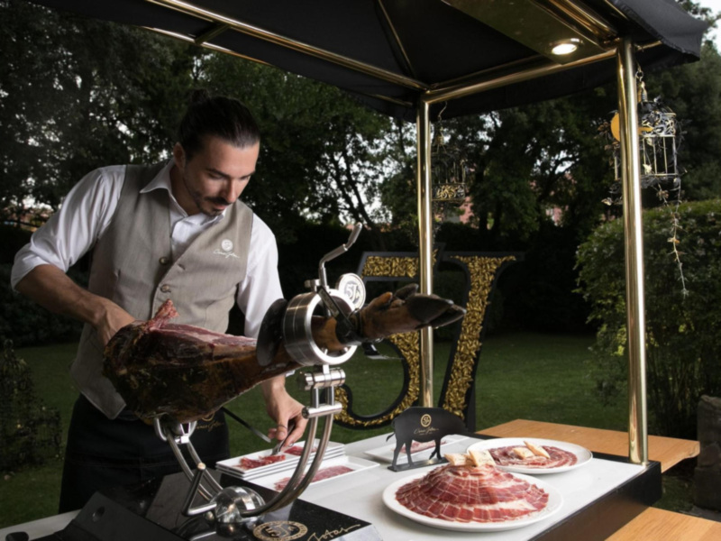 ¿Cómo cortar un Jamón de Bellota 100% Ibérico Cinco Jotas?