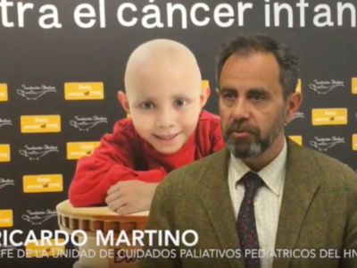 Ricardo Martino, jefe de la Unidad de Cuidados Paliativos Pediátricos del HN, junto a un niño con cáncer.