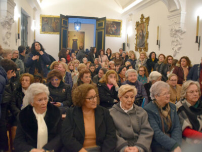 Proyecto solidario de las hermanas de la corporación del Jueves Santo Ilipense confeccionan batas sanitarias