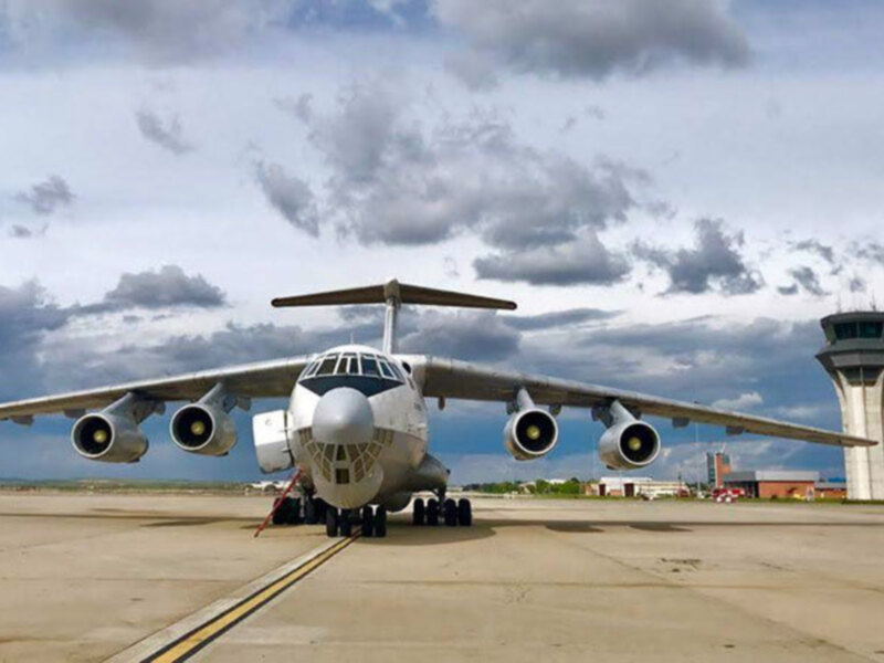 Un helicóptero de la Unidad Militar de Emergencia (UME) moviliza a todo tipo de vivires diversos para personas necesitadas.