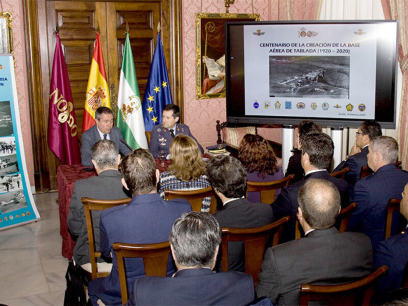 Juan Espada Cejas alcalde de Sevilla y el general director del Ejército del Aire Enrique Jesús Biosca Vázquez, desgranaron los actos del centenario 