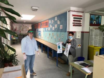 Isabel María Fernández supervisa en los colegios los preparativos para la reapertura del lunes